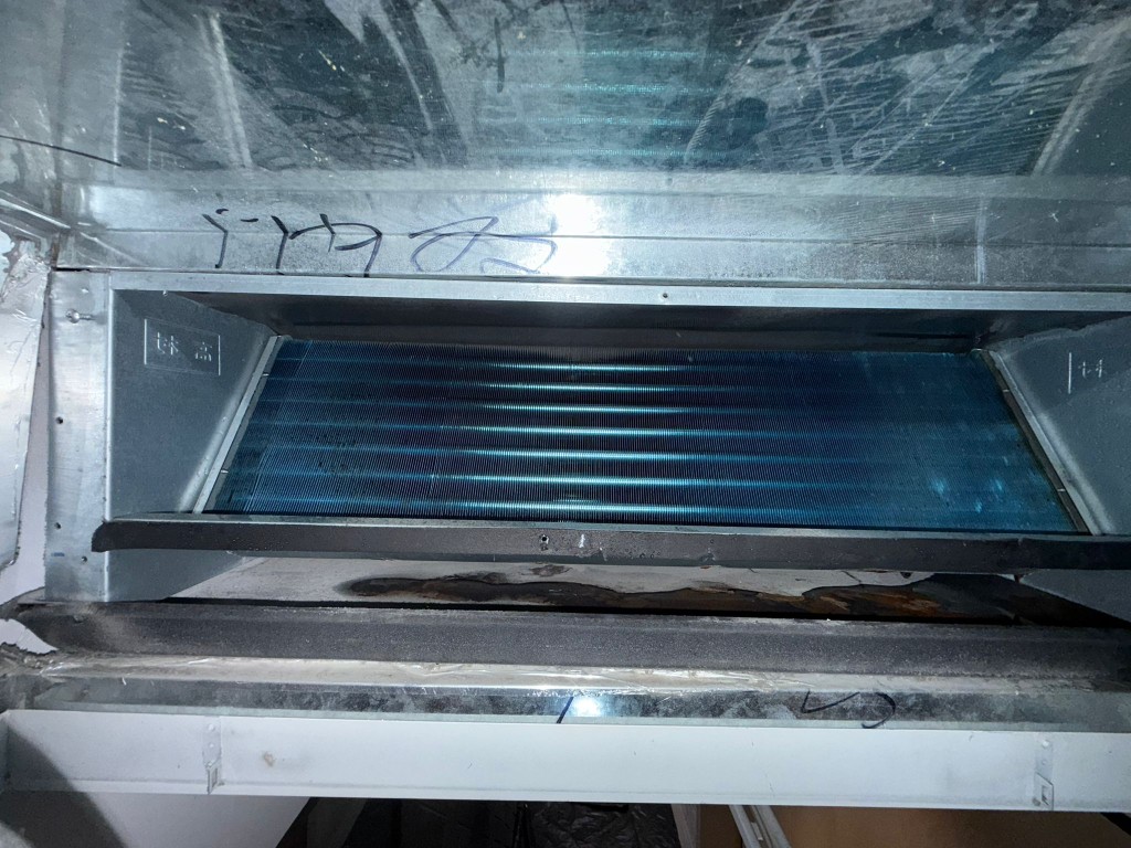 天花式冷氣清洗後 — 蒸發器潔淨如新