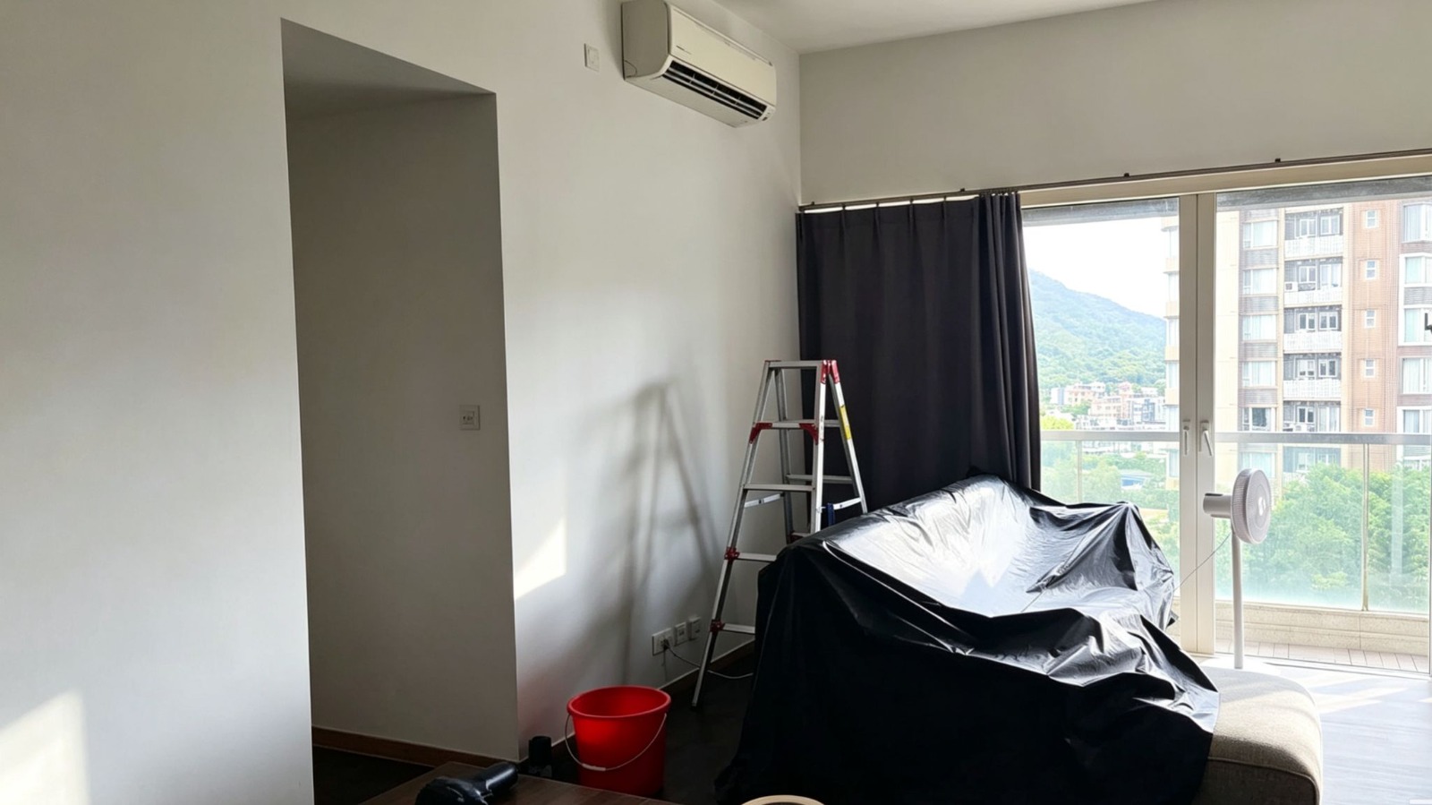 冷氣清洗前用膠布保護沙發及傢俬，防止弄污家居